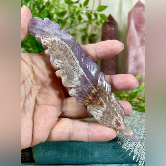 0424 Crazy Lace Agate with Purple Amethyst Crystal Feather Carving - Picture 5 of 8